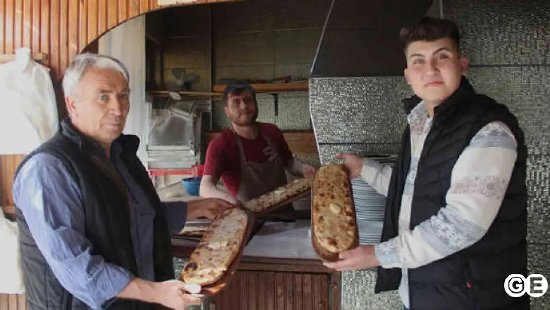 Üç asırdır bu pidede sadece keçi peyniri kullanılıyor