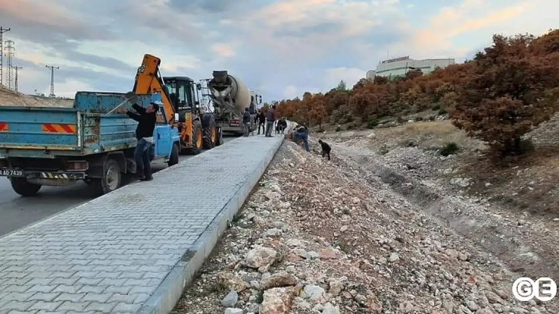 Üniversite Caddesi Işıklandırılıyor