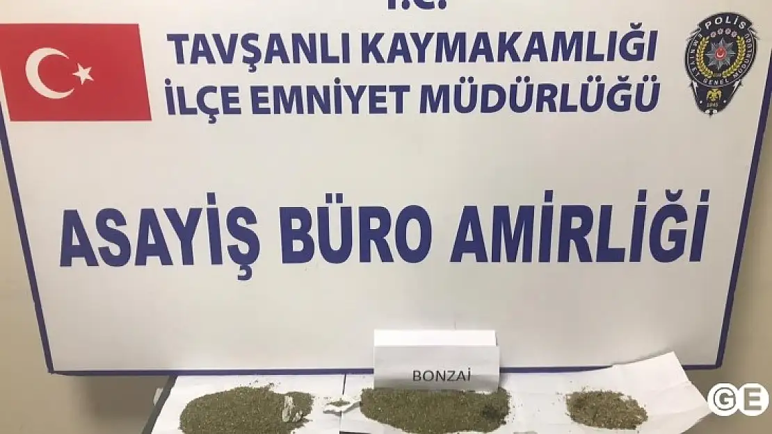 Uyuşturucu Partisinde Yakalandılar,Bonzaiyi Bahçeye Attılar!