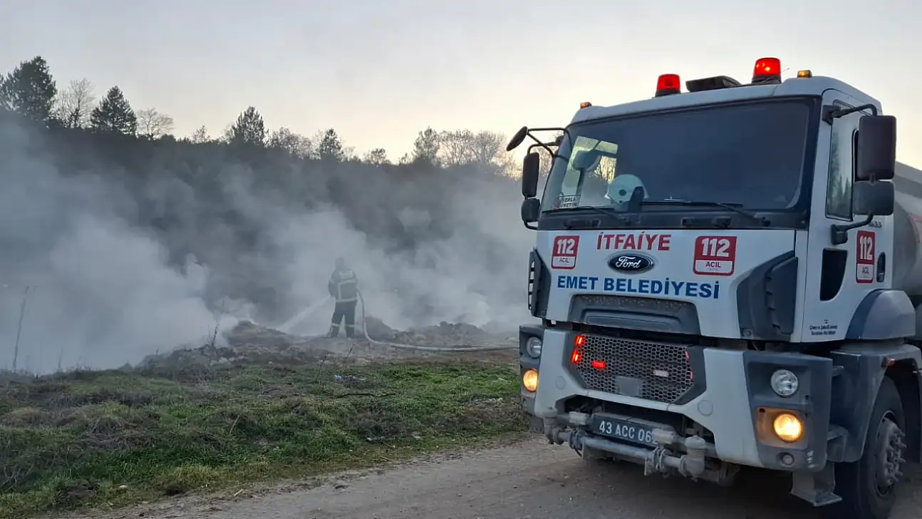 Emet'te Samanlık Yangını! 3 Römork Saman Kül Oldu