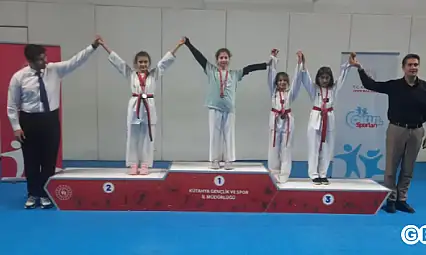 Taekwondo sporcuları ilçeye başarılarla döndüler