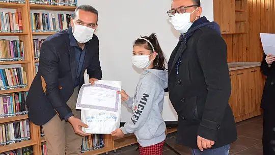 65 Yaşında Kütüphanenin sürekli Okuyucuları Arasında Yer aldı