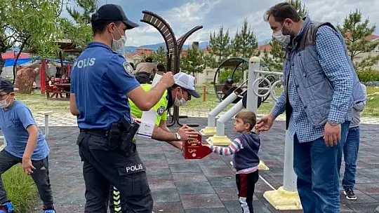Emet Polisinden Çocuklara Tatlı Sürpriz