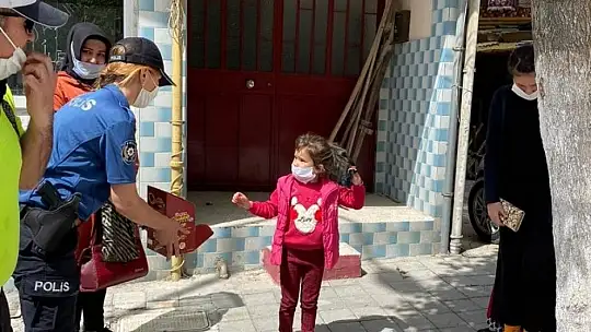 Emet Polisinden Çocuklara Tatlı Sürpriz