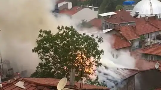 Dar Sokakta Çıkan Yangın Mahalleliyi Korkuttu