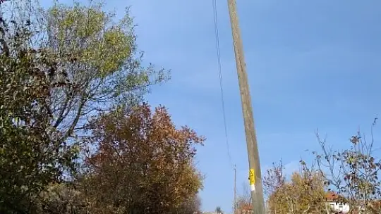 Dere Mahallesi Kenar Semtlerindeki Elektirik Direkleri Tehlike Saçıyor