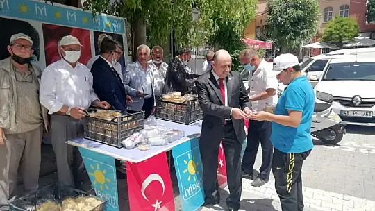 Emet İyi Parti Hayır Helvası Dağıttı