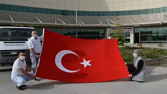 Emet Belediyesinden Sağlık Ordumuza 101. Yıl da Türk Bayrağı Hediyesi