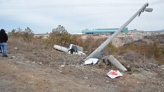 Beton Direk Uçuruma Yuvarlanmasını Engelledi 2 Yaralı