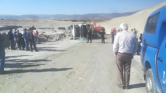 Hafriyat Kamyonu Devrilinken Şoför Hayatını Kaybetti