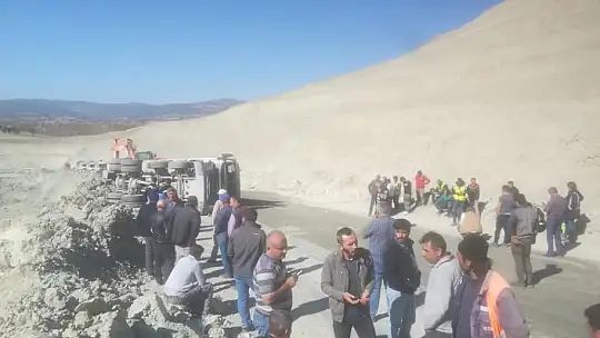Hafriyat Kamyonu Devrilinken Şoför Hayatını Kaybetti
