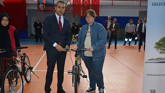 Emetli Öğrenciler 5 Milyon Sayfa Kitap Okuyarak Ödülleri Aldılar
