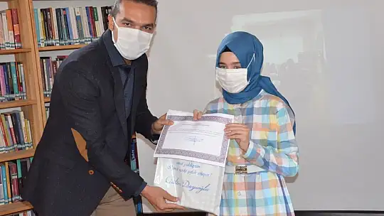 65 Yaşında Kütüphanenin sürekli Okuyucuları Arasında Yer aldı