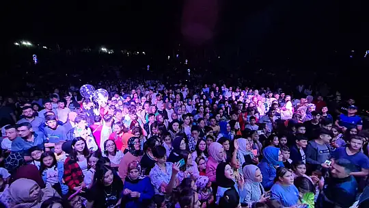 EMFEST Festivalinde Ünlü Sanatçı Zehra Emet'te Sevenleri İle Buluştu