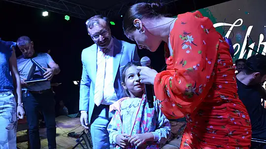 EMFEST Festivalinde Ünlü Sanatçı Zehra Emet'te Sevenleri İle Buluştu