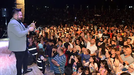 Emet'te Hüseyin Kağıt Hayranları Anfiye Sığmadı