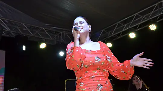 EMFEST Festivalinde Ünlü Sanatçı Zehra Emet'te Sevenleri İle Buluştu
