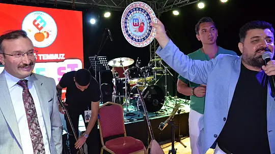 Yusuf Güney Amfi Tiyatroyu Yıktı Geçti