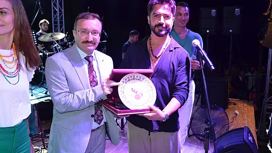 Yusuf Güney Amfi Tiyatroyu Yıktı Geçti