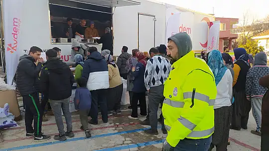 Emet Ekipleri Günde 1500 Kişiye 3 Öğün Yemek Veriyor