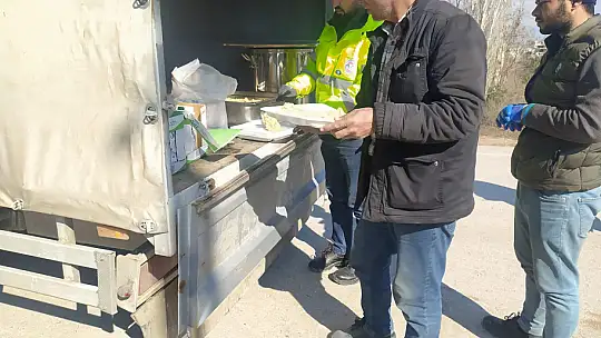 Emet Ekipleri Günde 1500 Kişiye 3 Öğün Yemek Veriyor
