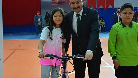 Emetli Öğrenciler 5 Milyon Sayfa Kitap Okuyarak Ödülleri Aldılar