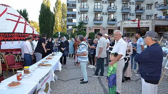 Gürpınarda Çıkan Yangında 2 Katlı Ev Yandı