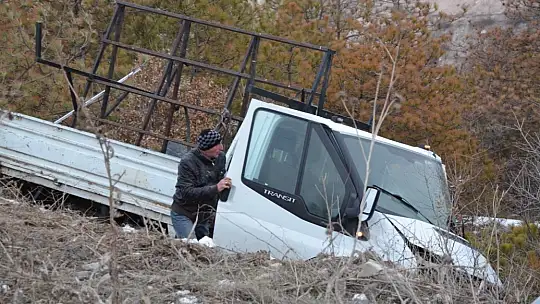 Beton Direk Uçuruma Yuvarlanmasını Engelledi 2 Yaralı