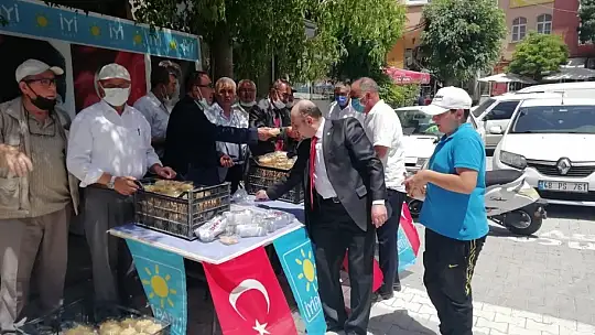Emet İyi Parti Hayır Helvası Dağıttı