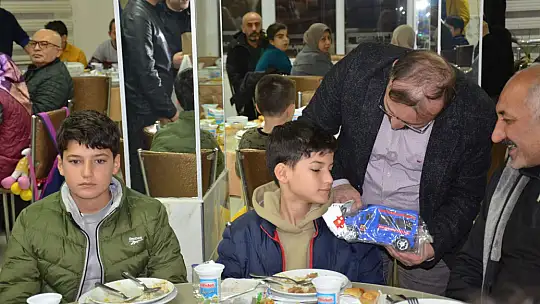Emet'te depremzede ailelere iftar yemeği