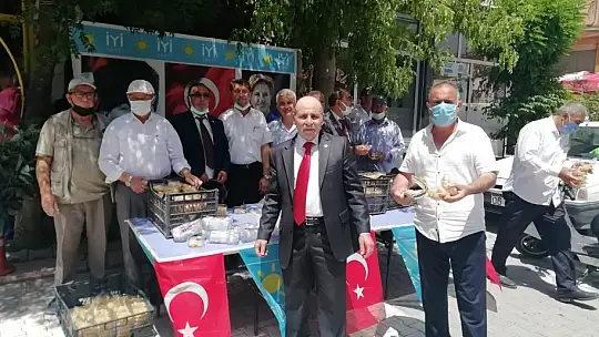 Emet İyi Parti Hayır Helvası Dağıttı