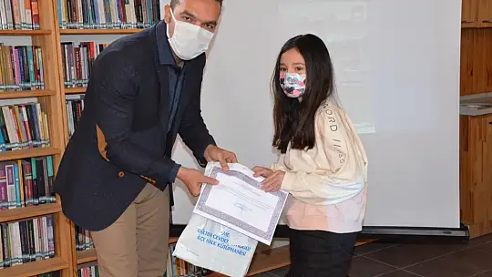65 Yaşında Kütüphanenin sürekli Okuyucuları Arasında Yer aldı