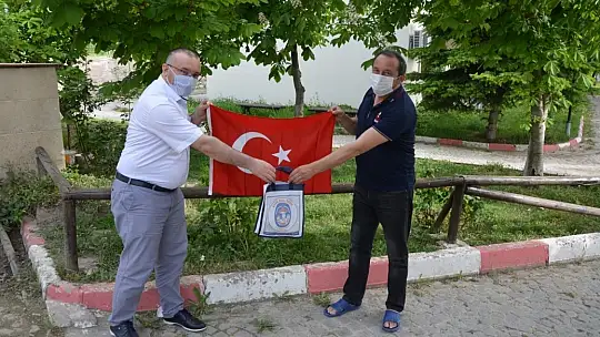 Emet Belediyesinden Sağlık Ordumuza 101. Yıl da Türk Bayrağı Hediyesi