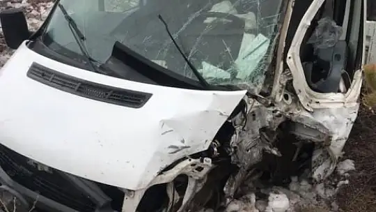 Beton Direk Uçuruma Yuvarlanmasını Engelledi 2 Yaralı