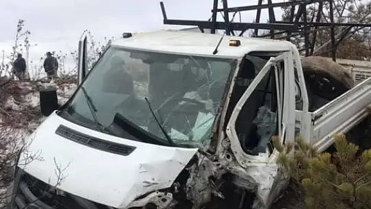Beton Direk Uçuruma Yuvarlanmasını Engelledi 2 Yaralı