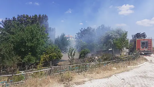 Gürpınarda Çıkan Yangında 2 Katlı Ev Yandı
