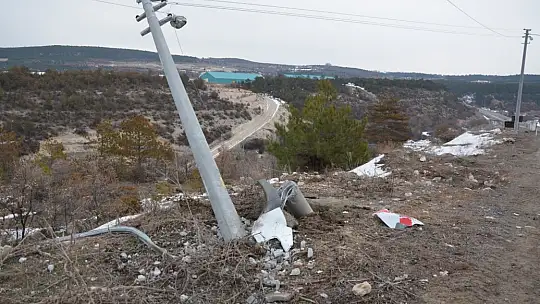 Beton Direk Uçuruma Yuvarlanmasını Engelledi 2 Yaralı