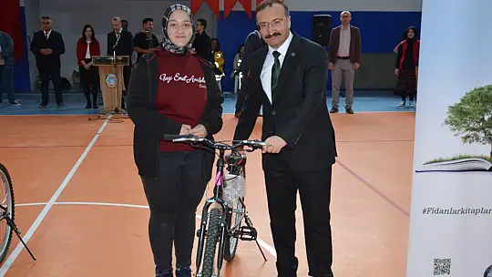 Emetli Öğrenciler 5 Milyon Sayfa Kitap Okuyarak Ödülleri Aldılar