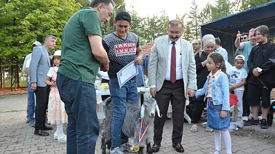 Emet'te oğlaklar podyuma çıktı
