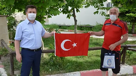 Emet Belediyesinden Sağlık Ordumuza 101. Yıl da Türk Bayrağı Hediyesi