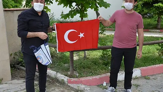Emet Belediyesinden Sağlık Ordumuza 101. Yıl da Türk Bayrağı Hediyesi