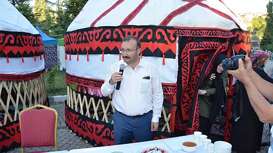 Gürpınarda Çıkan Yangında 2 Katlı Ev Yandı