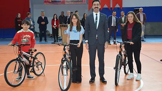 Emetli Öğrenciler 5 Milyon Sayfa Kitap Okuyarak Ödülleri Aldılar