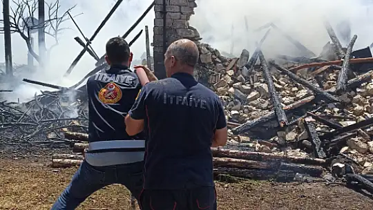 Gürpınarda Çıkan Yangında 2 Katlı Ev Yandı