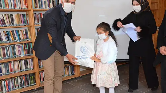 65 Yaşında Kütüphanenin sürekli Okuyucuları Arasında Yer aldı