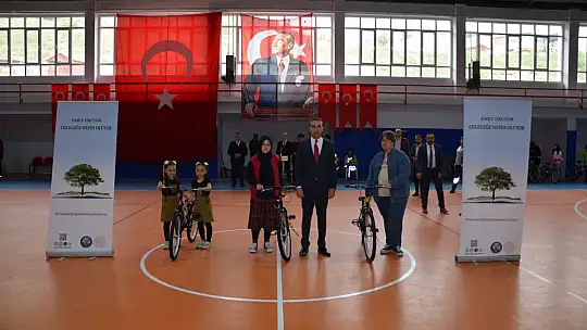 Emetli Öğrenciler 5 Milyon Sayfa Kitap Okuyarak Ödülleri Aldılar