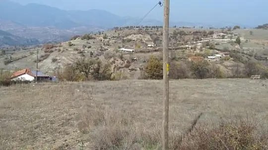 Dere Mahallesi Kenar Semtlerindeki Elektirik Direkleri Tehlike Saçıyor