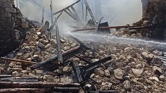 Gürpınarda Çıkan Yangında 2 Katlı Ev Yandı