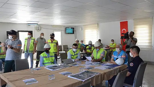 Emetbor'da Gerçeği Aratmayan Tatbikatta Göçük Altında Kalan Minibüs ve İşçiler Kurtarıldı