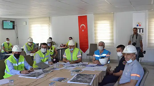 Emetbor'da Gerçeği Aratmayan Tatbikatta Göçük Altında Kalan Minibüs ve İşçiler Kurtarıldı